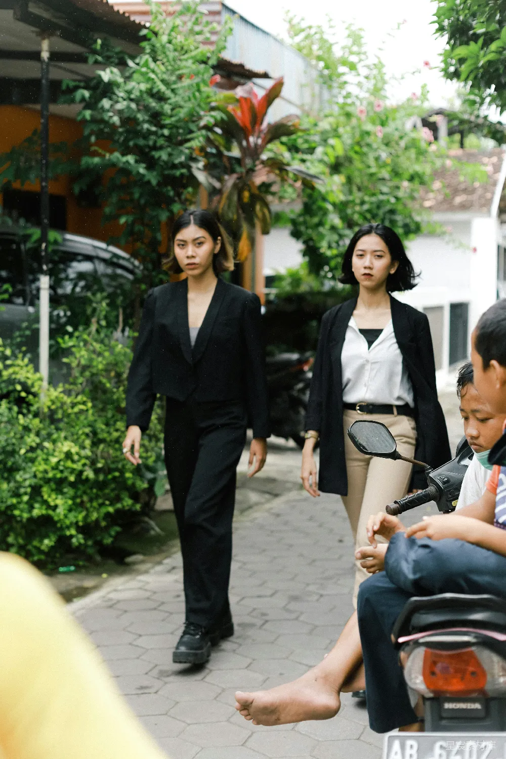 高清摄影 黑色套装夹克的男人站在穿白色衬衫的女人旁边