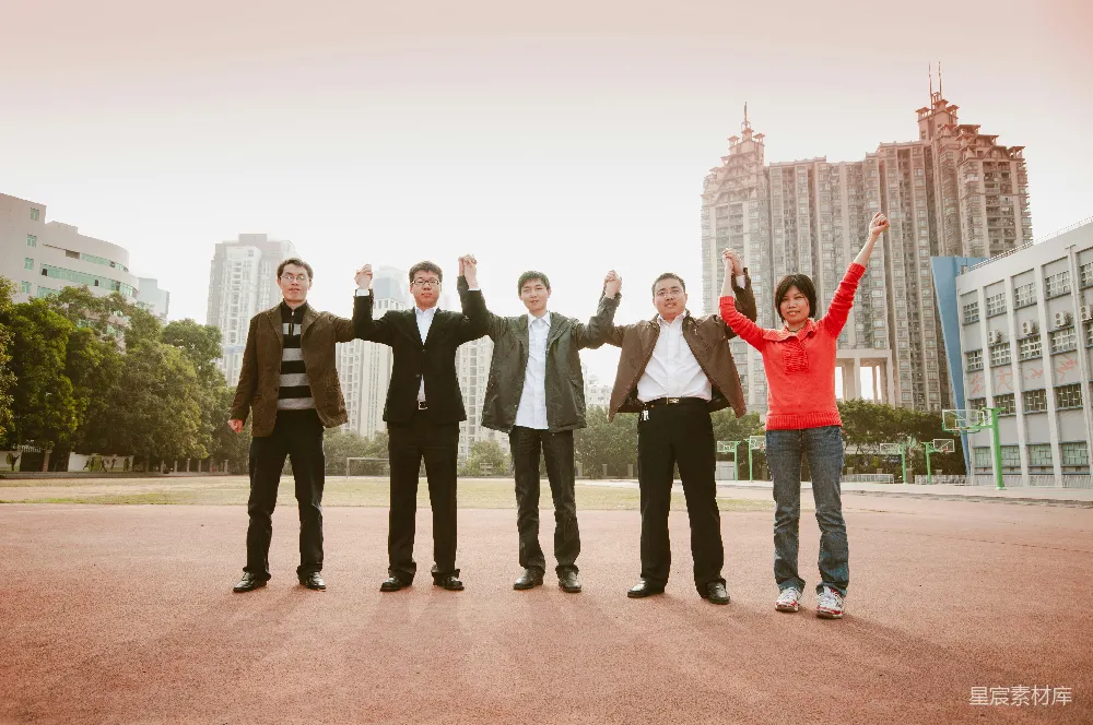 高清摄影 五人举起双手庆祝。