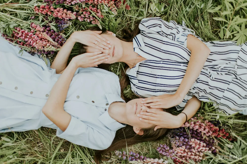 高清摄影 女性遮住眼睛的照片