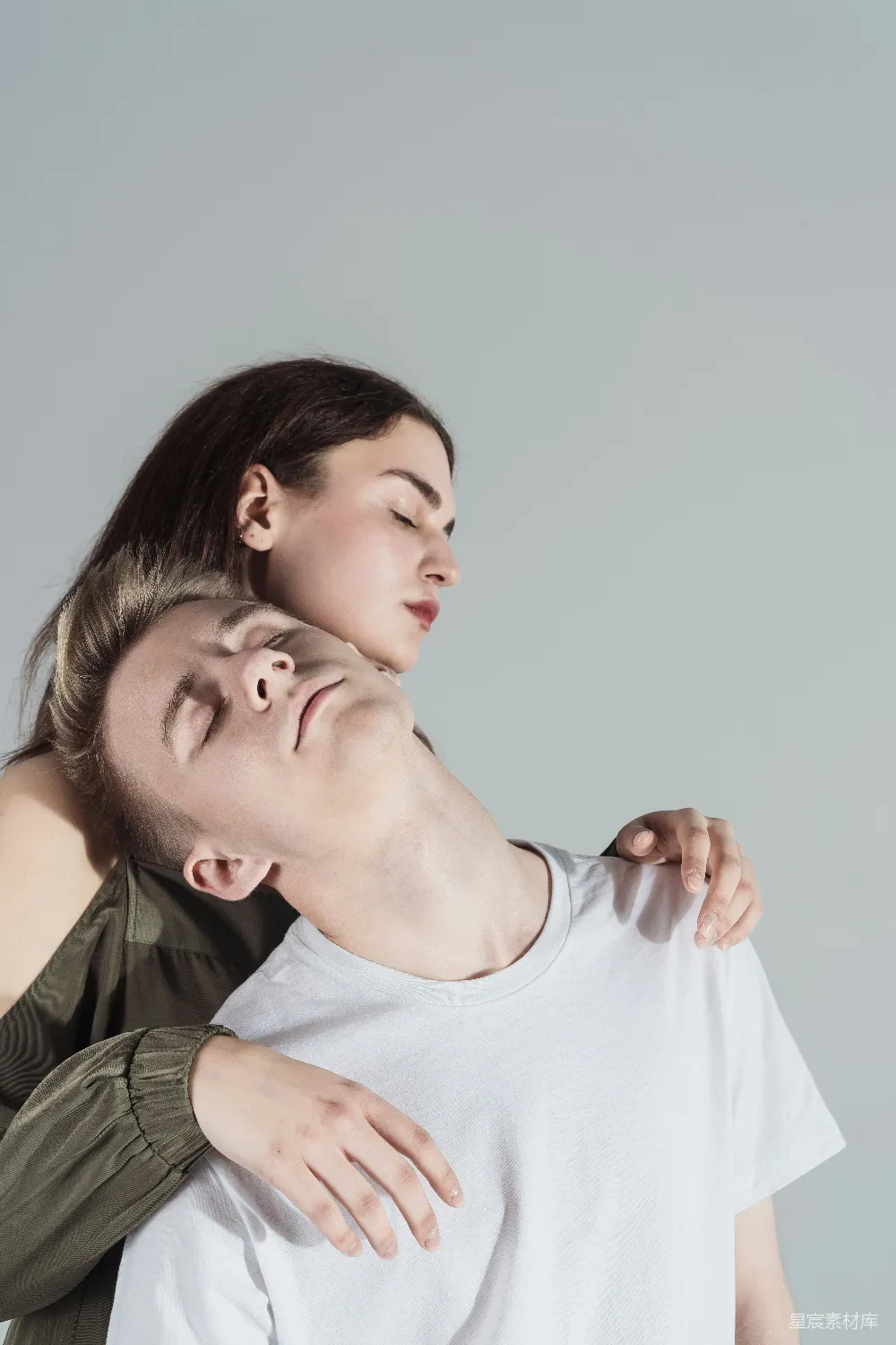 高清摄影 女人和男人站在彼此旁边