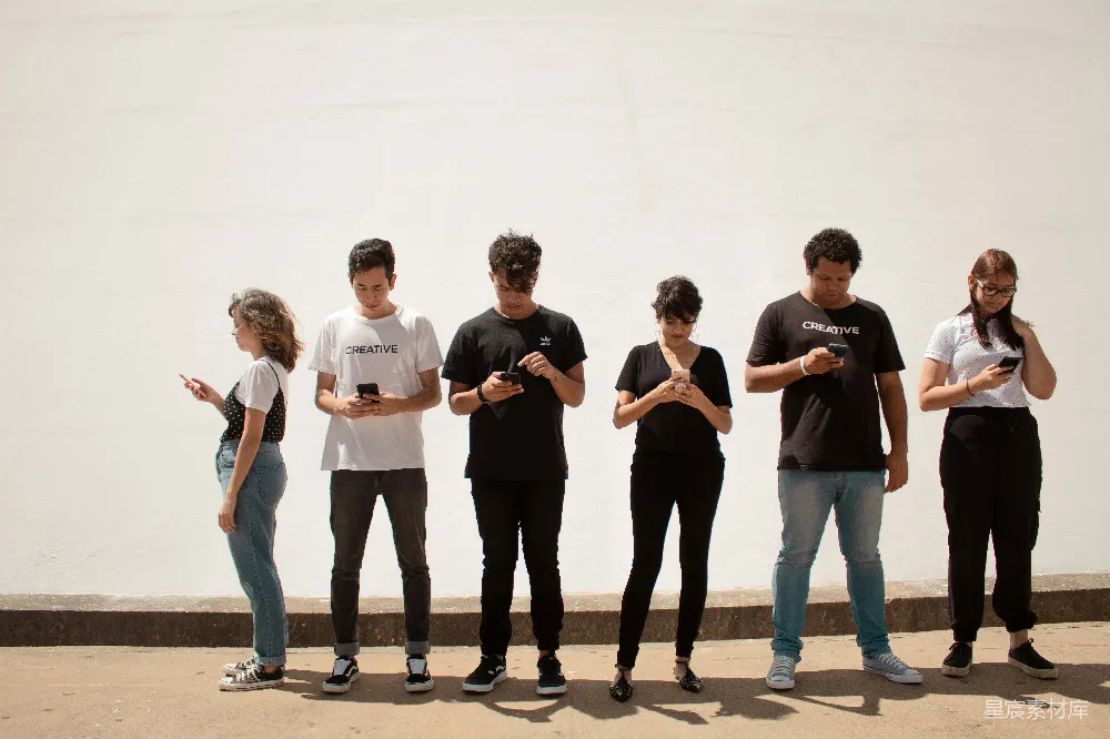 高清摄影  一群人在棕色地板上站立