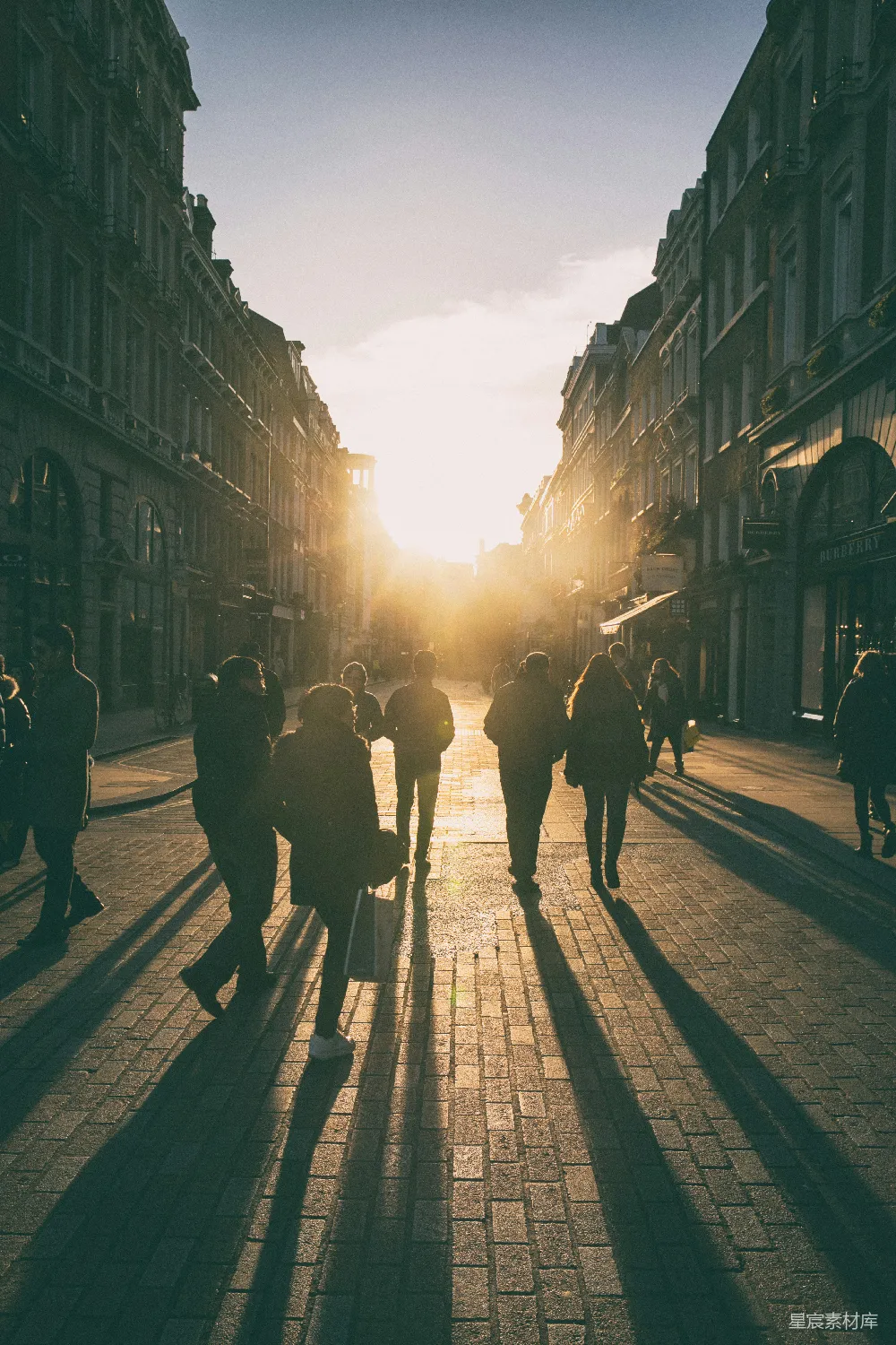 高清摄影 一群人在街上行走