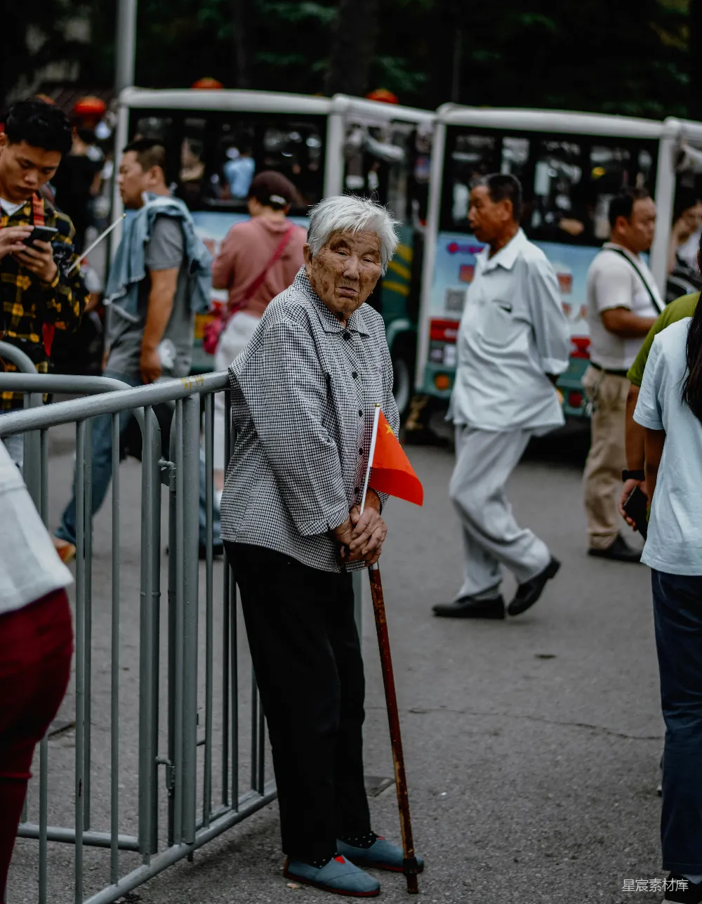 高清摄影 灰白格衬衫和黑色裤子的男人站在灰色混凝土地面上。