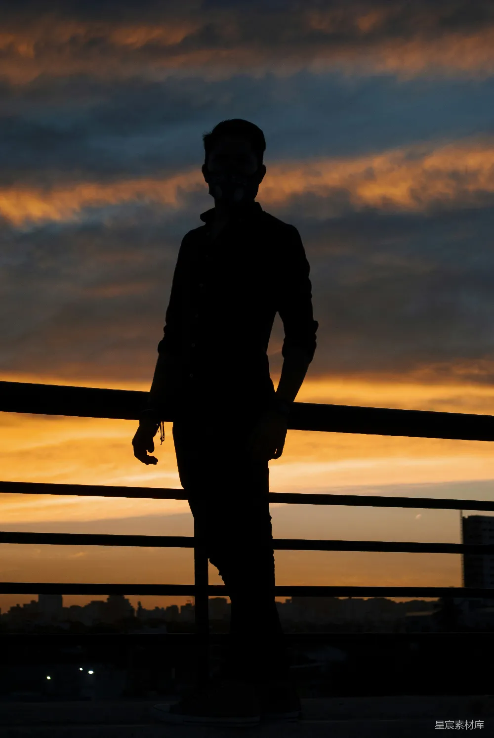 高清摄影 夕阳下站立在木质码头的男人轮廓
