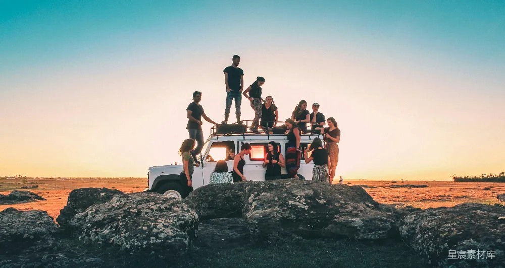 高清摄影 一群人在白天坐在一辆白色的汽车里