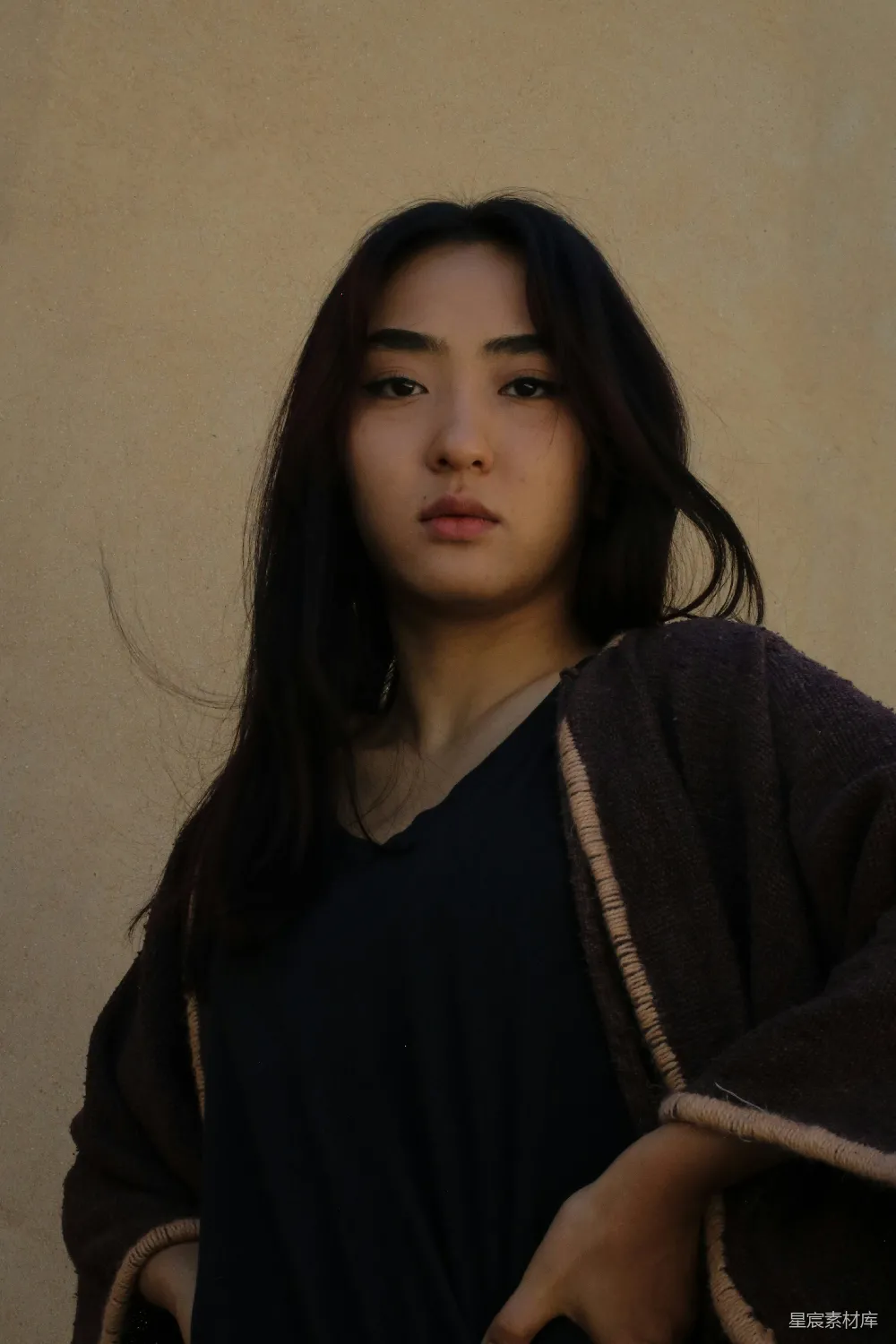高清摄影 一个穿黑上衣和棕色长袍的女人