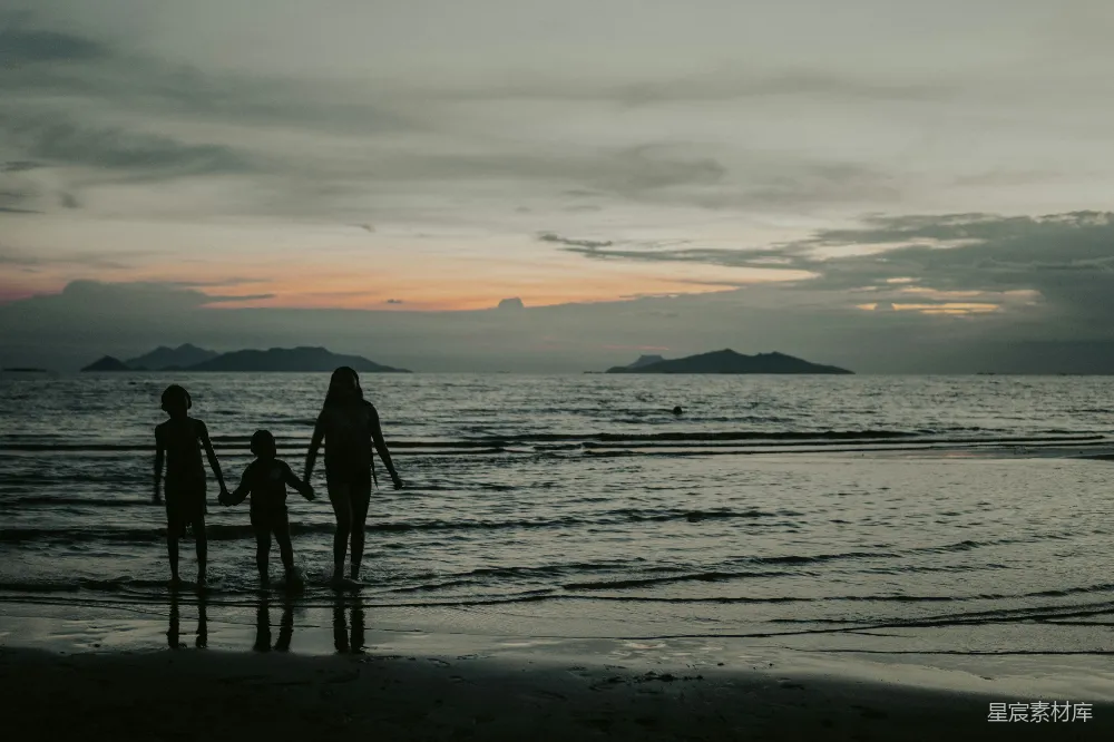 高清摄影 夕阳下，人们在海滩上的轮廓