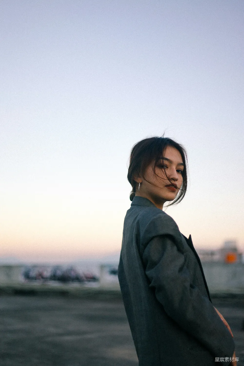 高清摄影 灰衣女子站在近处的水边，在白天站立。