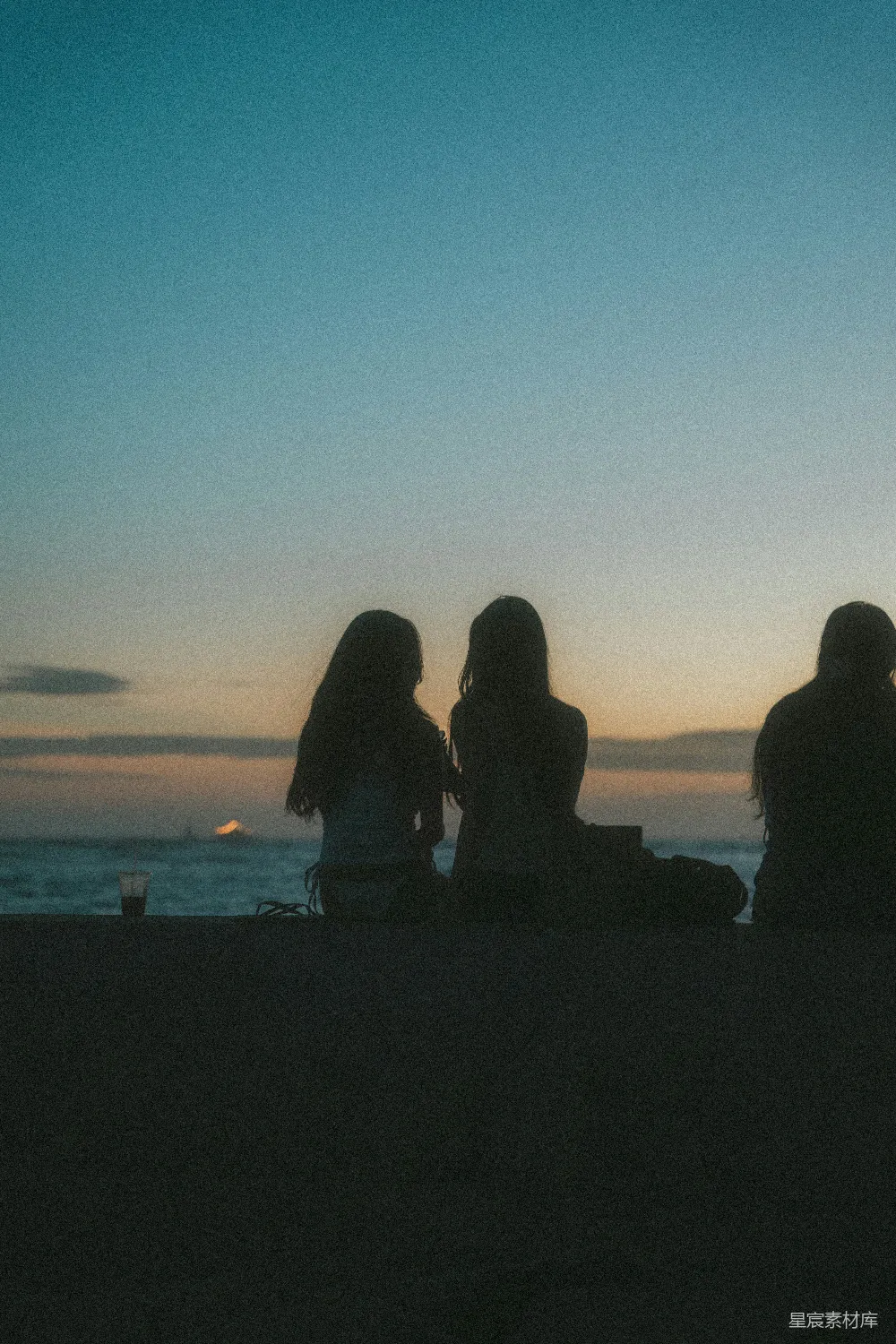 高清摄影 人物 海边的人影 watching the sunset 的场景
