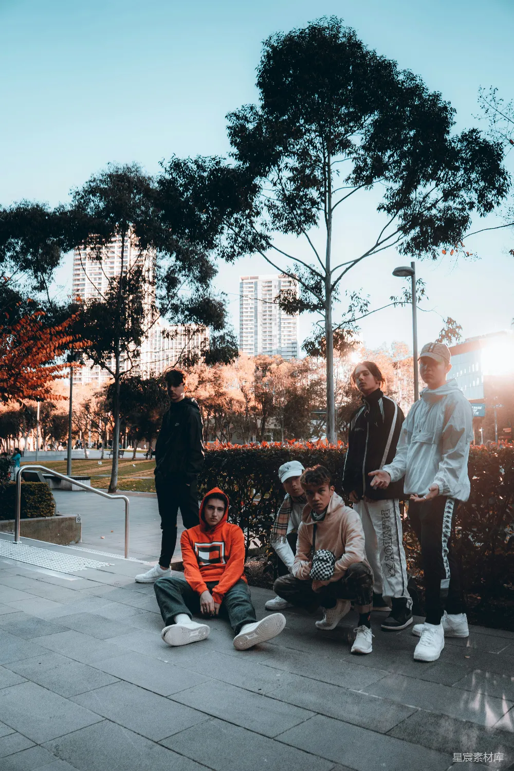 高清摄影 一群人在白天坐在白色的长凳上