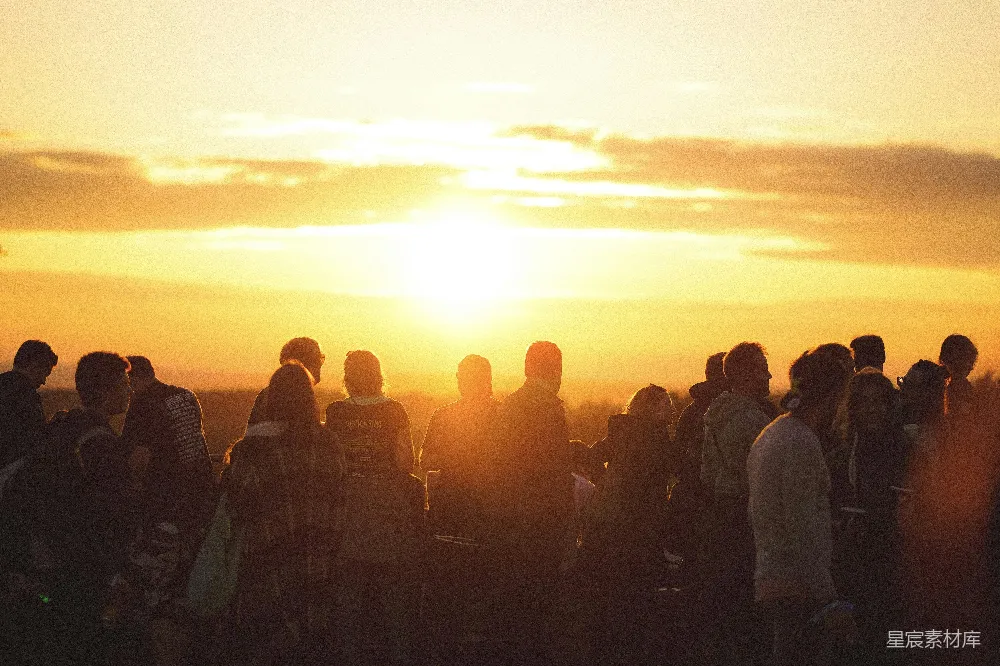 高清摄影 夕阳下人群站立行走的 crowd