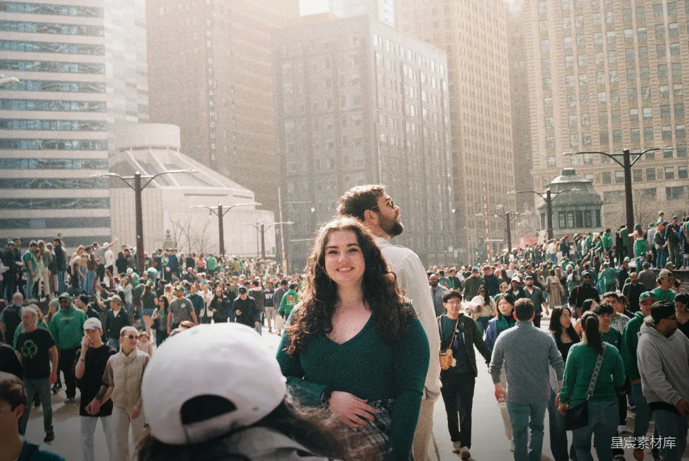 高清摄影 一个女人在圣帕特里克节的 crowd 中微笑。