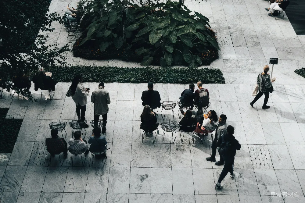 高清摄影 一群人在 courtyard 周围站立