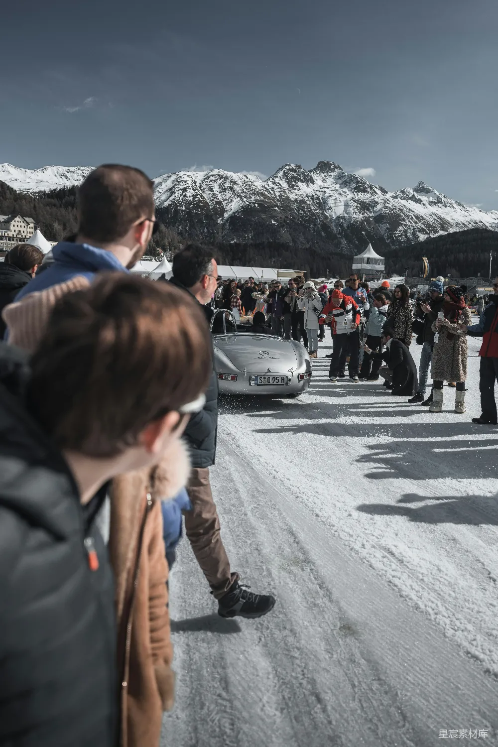 高清摄影 一群人在覆盖着白雪的路上站立。