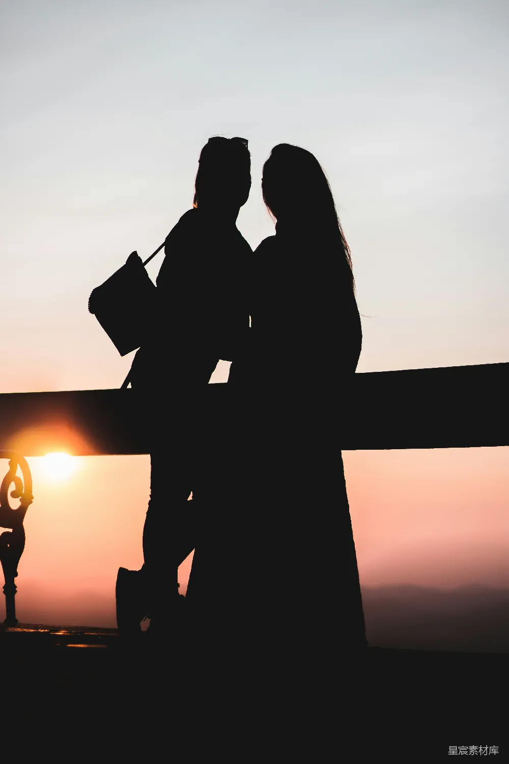 高清摄影 夕阳下情侣的轮廓 kiss