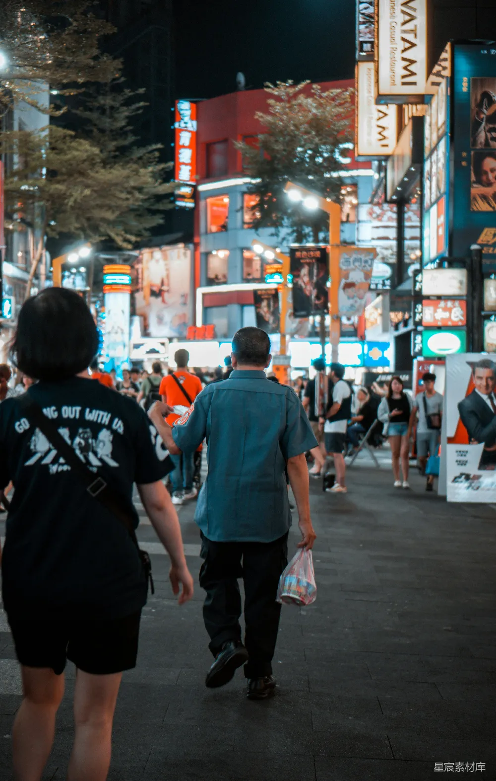 高清摄影 夜晚人们在街上行走