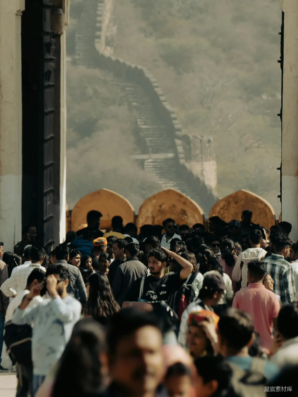 高清摄影 人群涌入一座历史古堡的入口