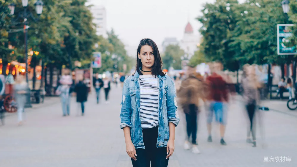 高清摄影 一位妇女站在繁忙的街道上一动不动。