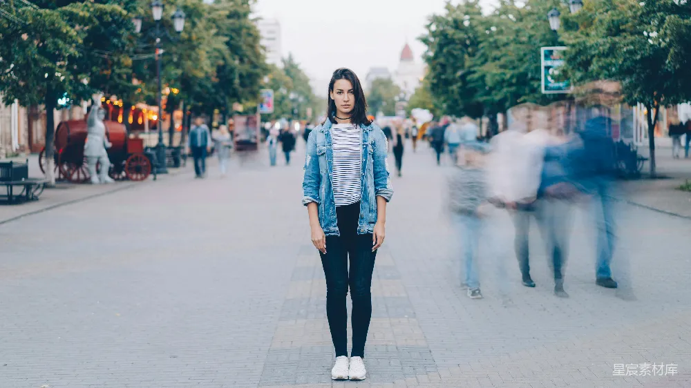 高清摄影 女子伫立不动，众人纷纷而过。