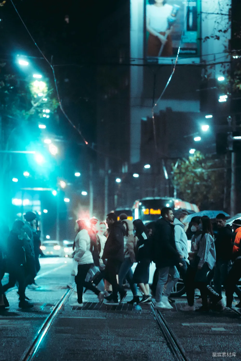 高清摄影 夜晚人们在街上行走
