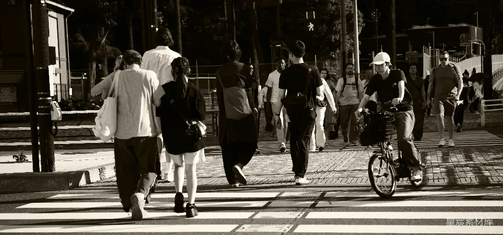 高清摄影 城市十字路口中有人步行，有人骑自行车。