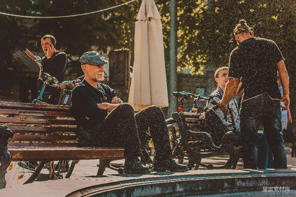 高清摄影 一群人在长凳上坐着