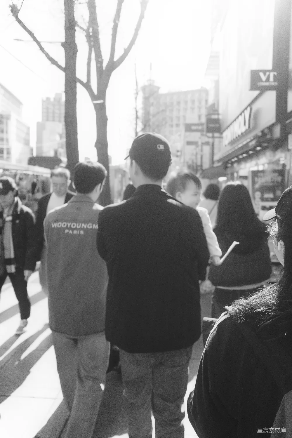 高清摄影 阳光下的城市街道上人们行走