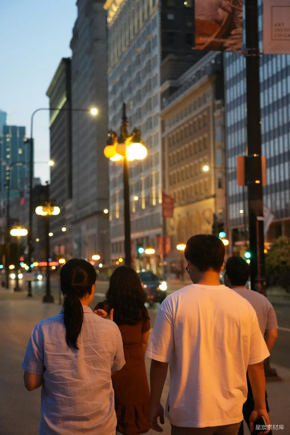 高清摄影  城市街道上人们在黄昏时 walking。