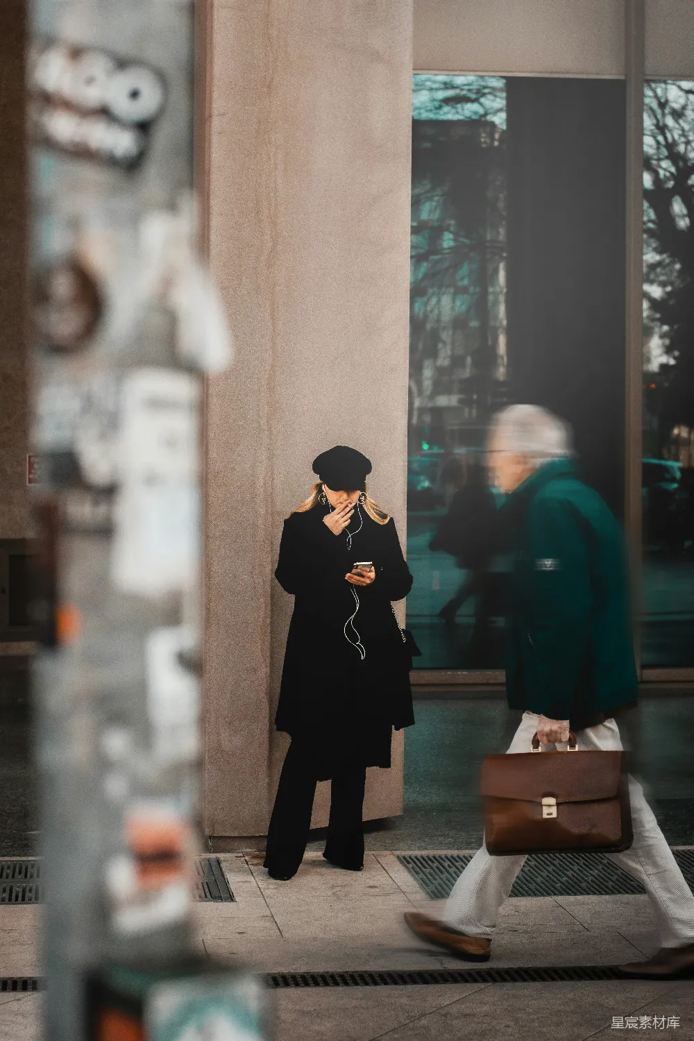 高清摄影 一个女人在街上走路时在打电话。