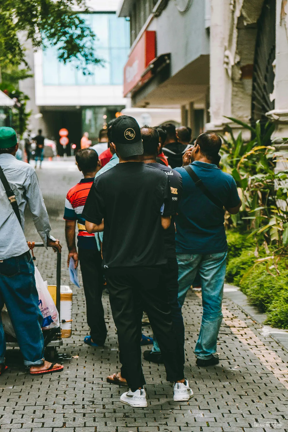 高清摄影 一群人在街上行走