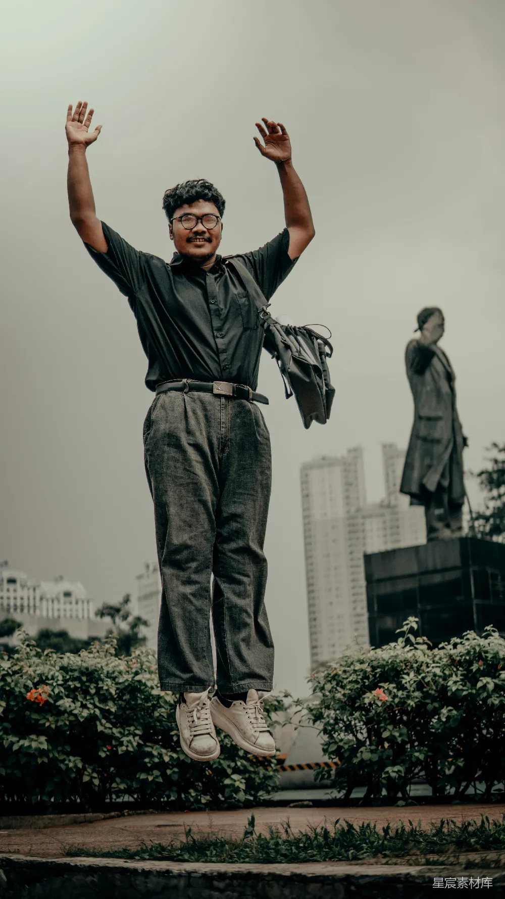 高清摄影 一个男人在雕像前空翻