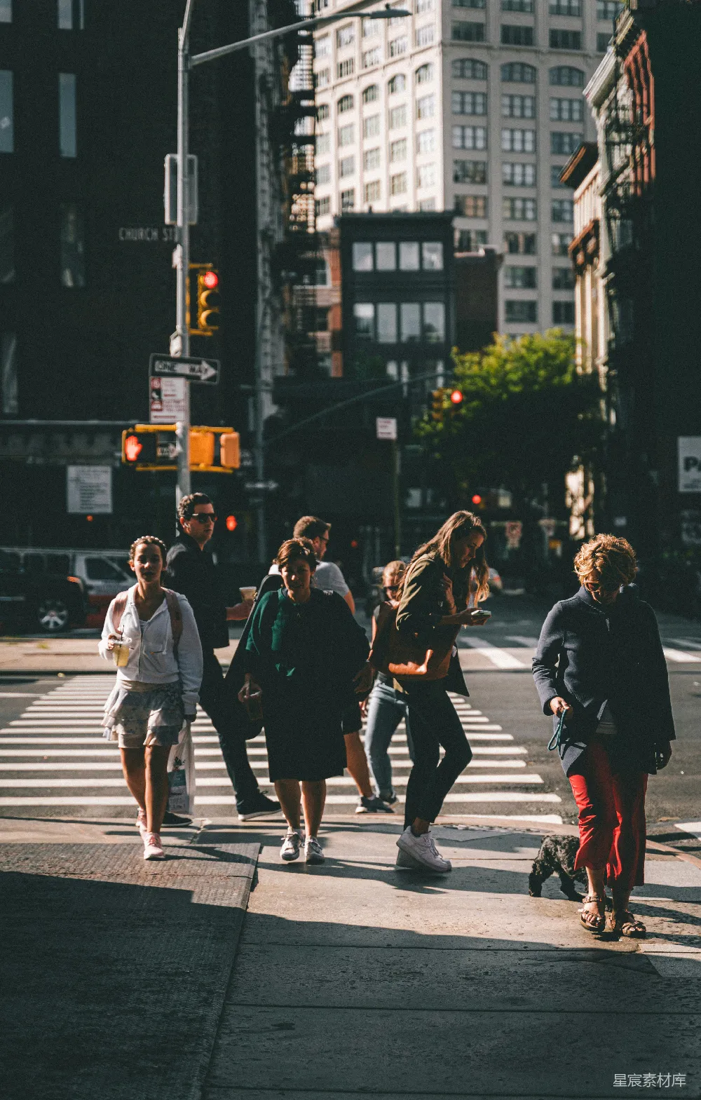 高清摄影 白天行人穿越人行道