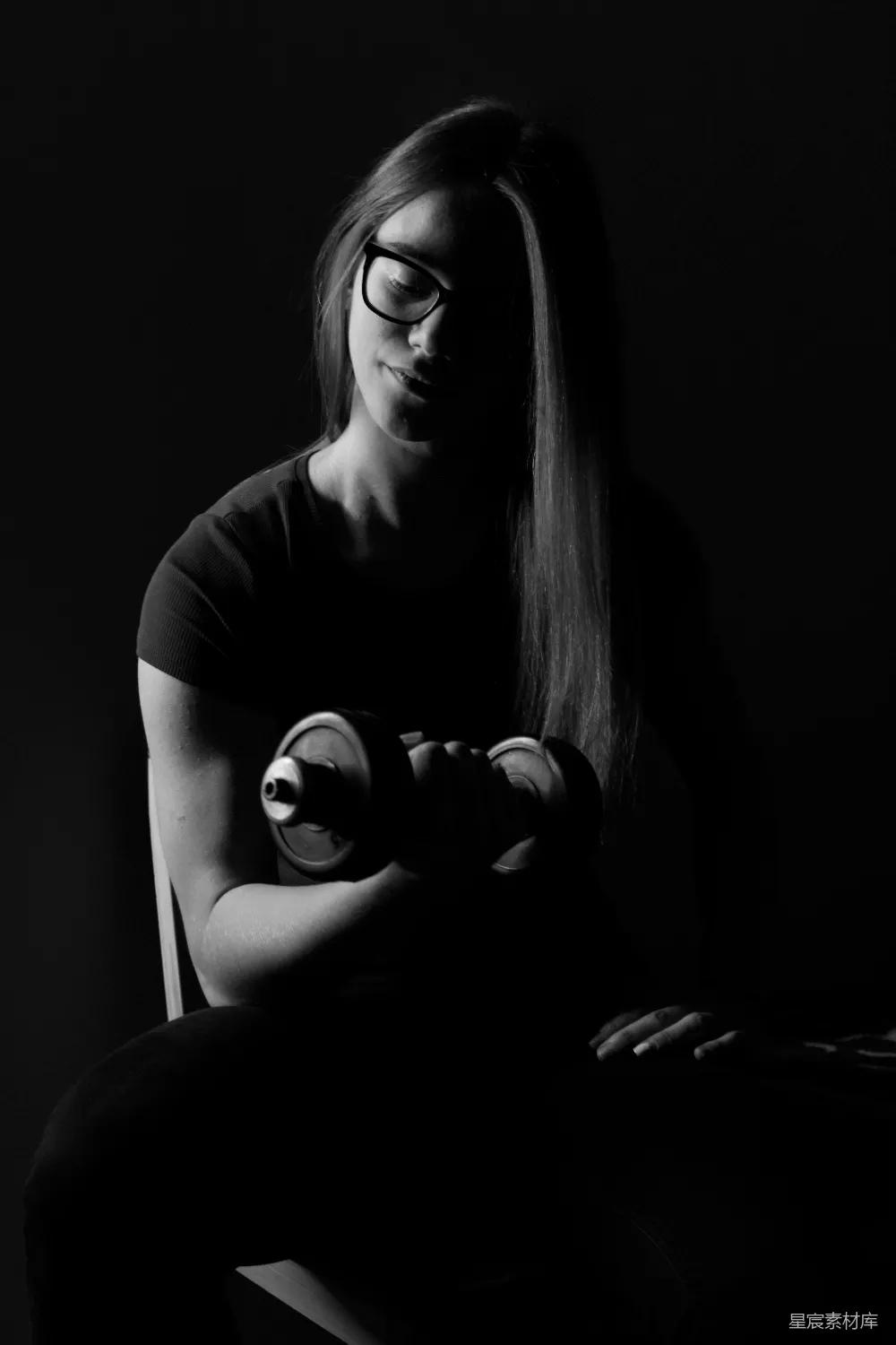高清摄影 黑色女郎T恤衫的女人坐在地上。