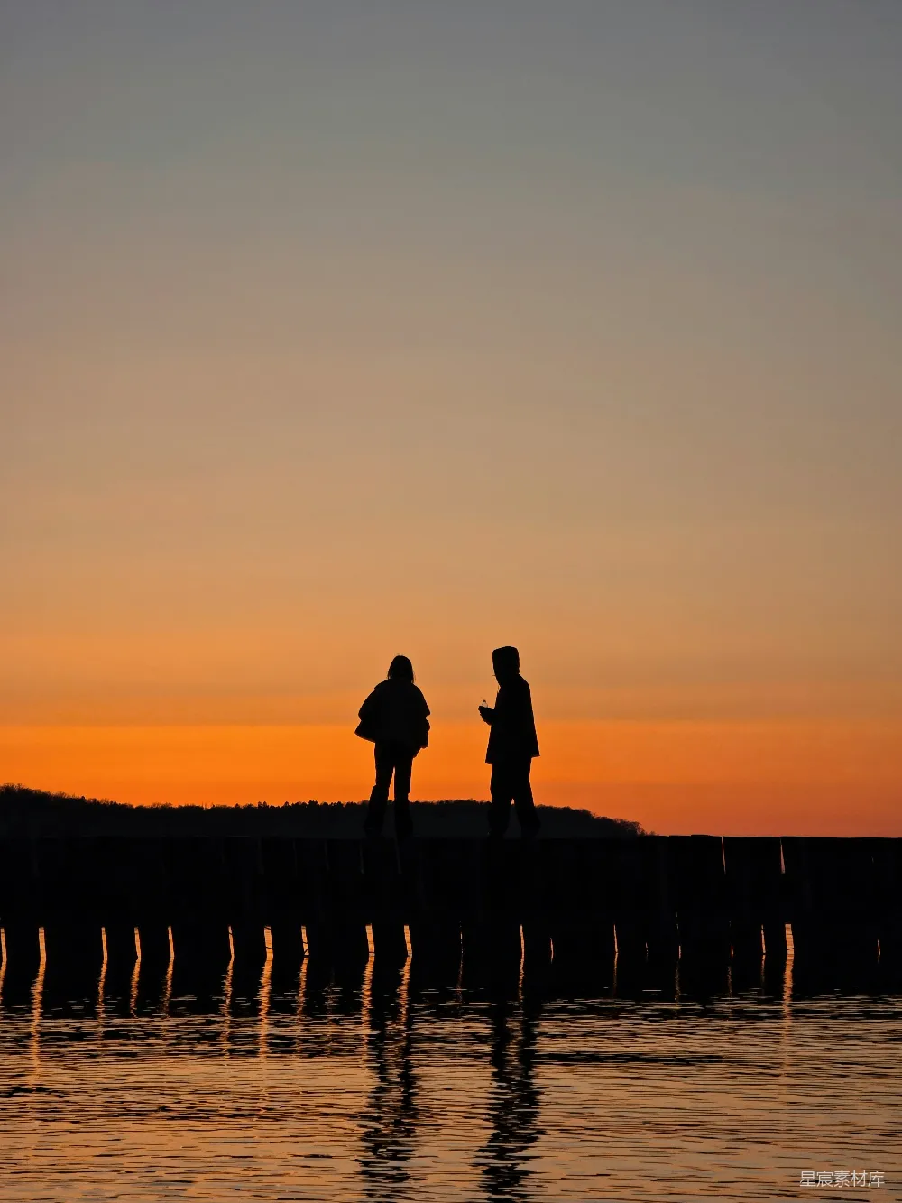 高清摄影 两人 silhouette 对应橙色的夕阳 sky。