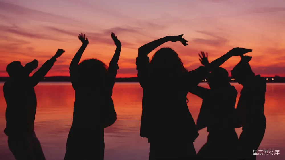 高清摄影 夕阳下水边人们的轮廓舞蹈