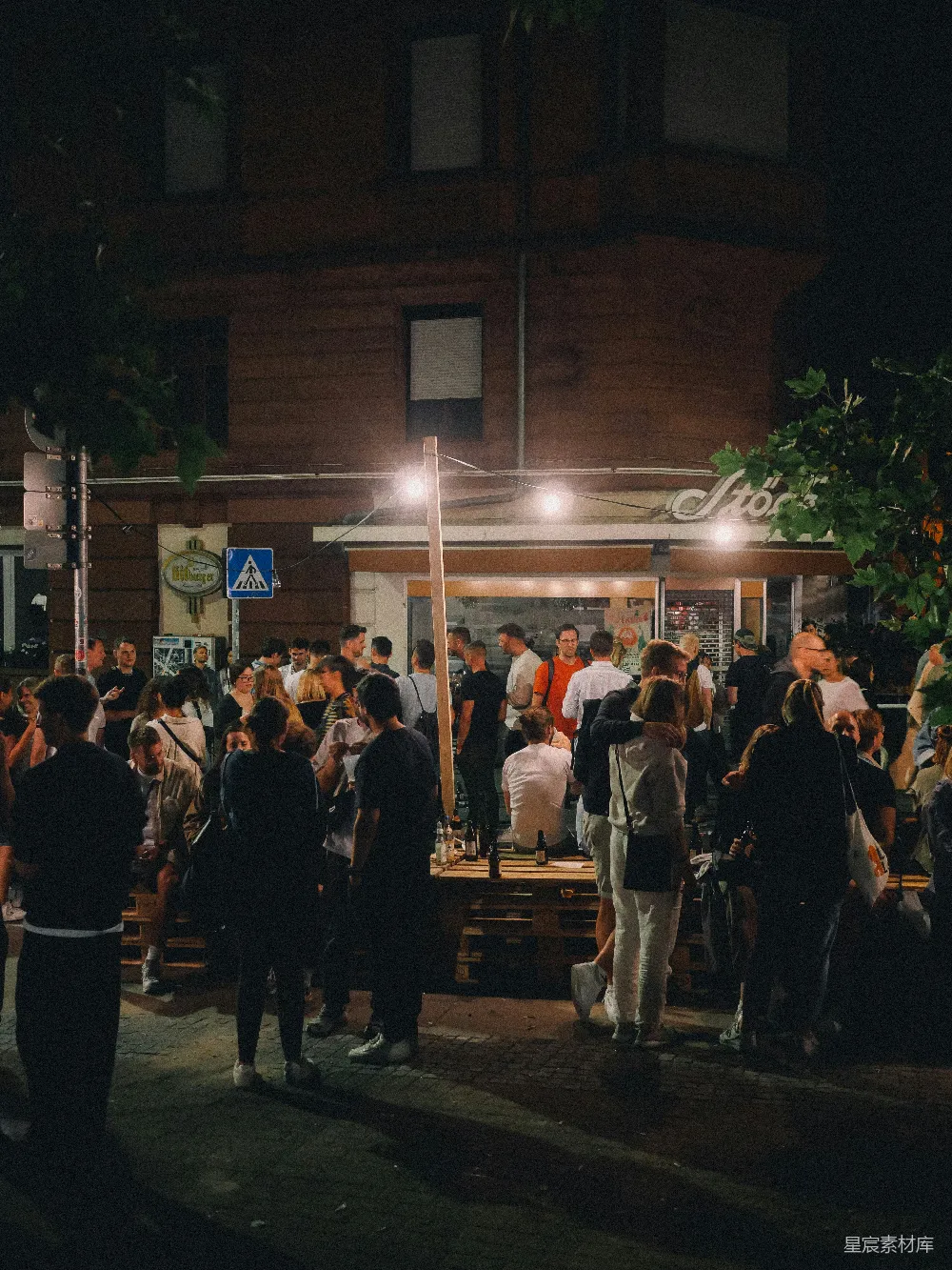 高清摄影 夜晚一群人在一家酒吧外聚集