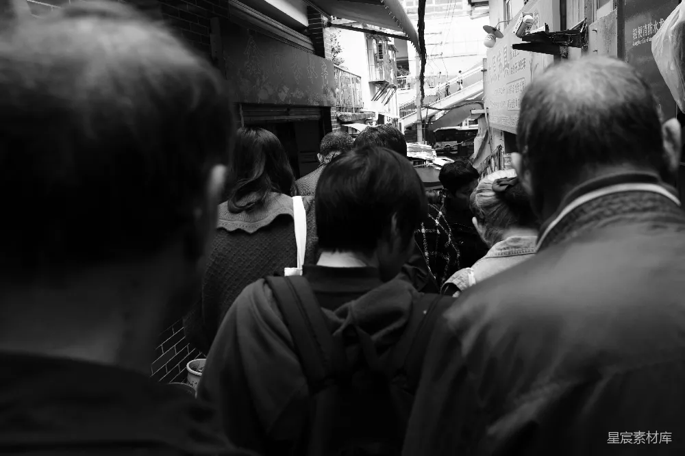 高清摄影 人们穿过拥挤的市场小巷
