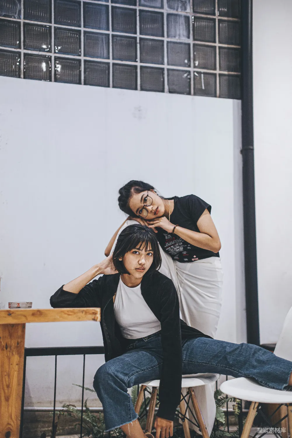 高清摄影 几个坐在椅子上的人