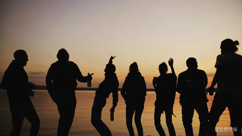 高清摄影 傍晚夕阳下的人影 dancing 替换为 dancing 的影子。