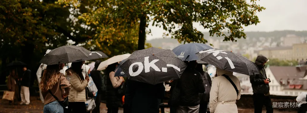 高清摄影 雨中撑伞的人们