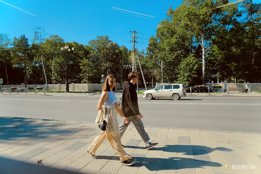高清摄影 两个人在一个阳光明媚的日子里走在街上