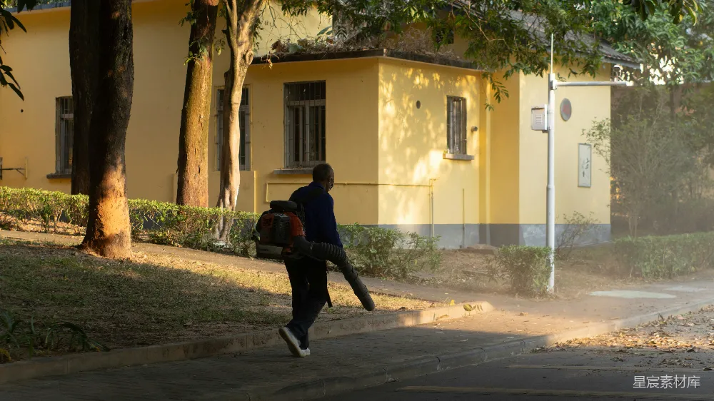 高清摄影 街上奔跑着一个人