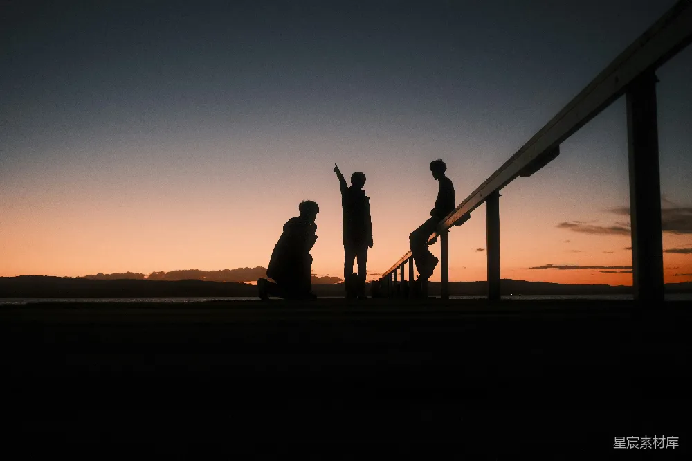高清摄影 夕阳下的三个人影