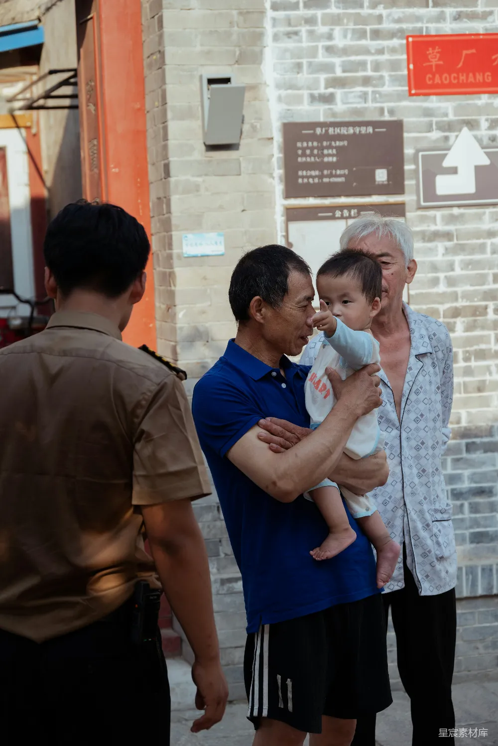 高清摄影 一群人围 Stand 在一起