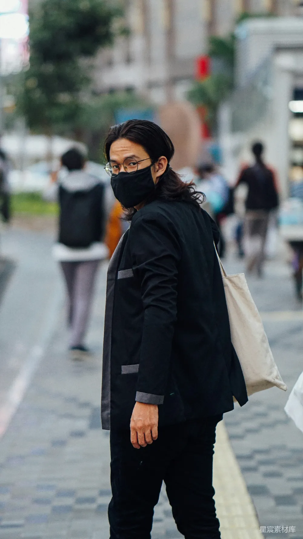 高清摄影 黑色外套和黑色墨镜的女人在白天站在路中央。
