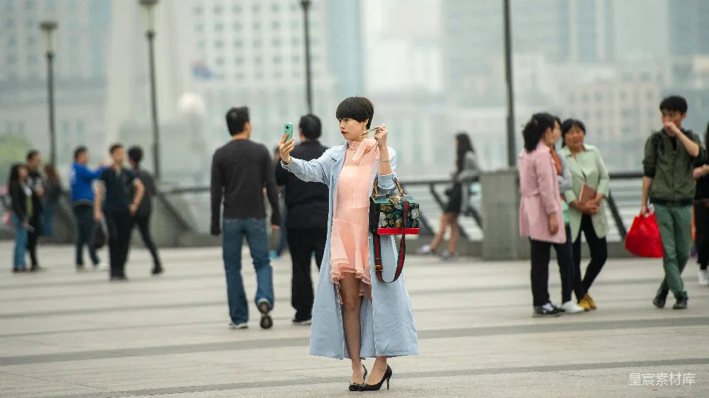 高清摄影 女性在城市建筑背景中自拍