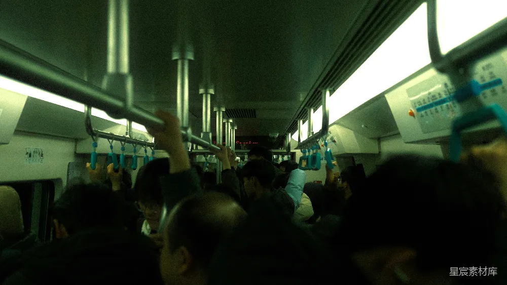高清摄影 一群人在地铁列车上乘车