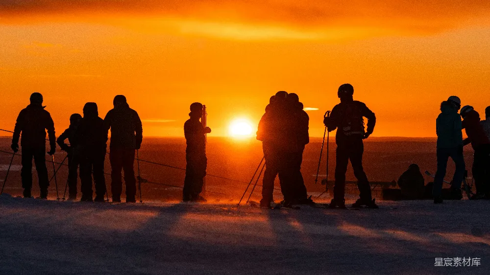高清摄影 夕阳下的轮廓：人们凝视着一片繁华的雪景。