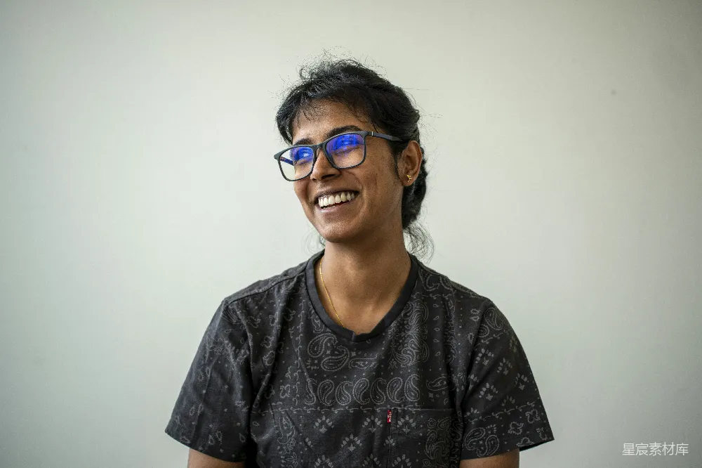 高清摄影  戴着眼镜的女人微笑着露出幸福的表情。