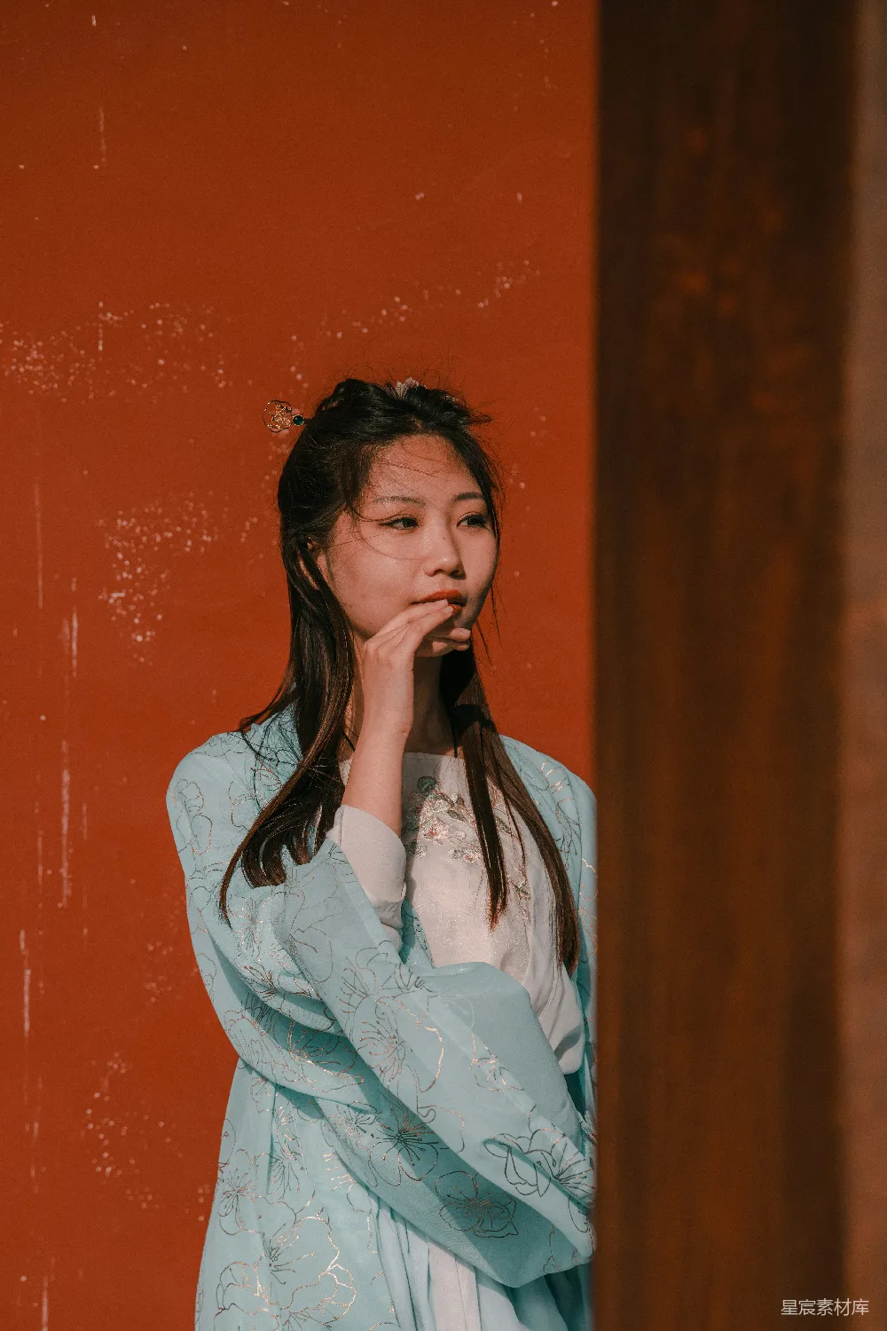 高清摄影 一个女人站在一辆红色马路边